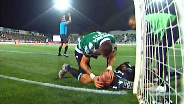 FOTO: Futbolista salvó a su compañero desvanecido en pleno partido