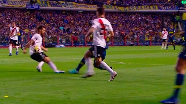 La pelota da en el brazo de Ponzio en el área del