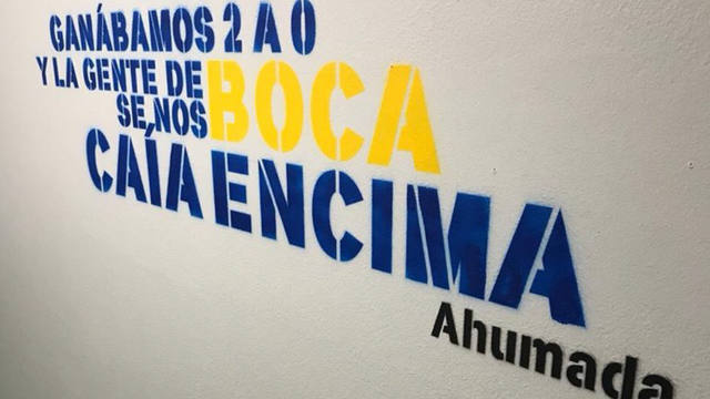 FOTO: Boca pintó frases de jugadores de River en La Bombonera