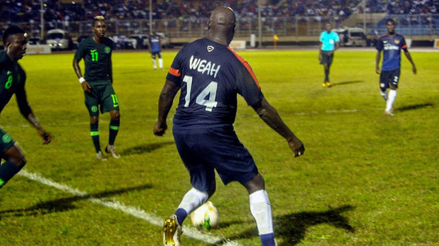 El presidente de Liberia jugó un amistoso con su selección