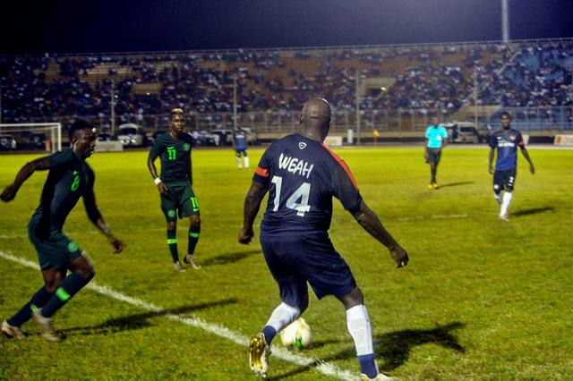 El presidente de Liberia jugó un amistoso con su selección