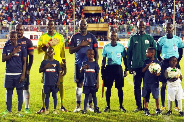 El presidente de Liberia jugó un amistoso con su selección