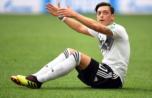 FOTO: Polémica en Alemania por la renuncia a la selección de Özil