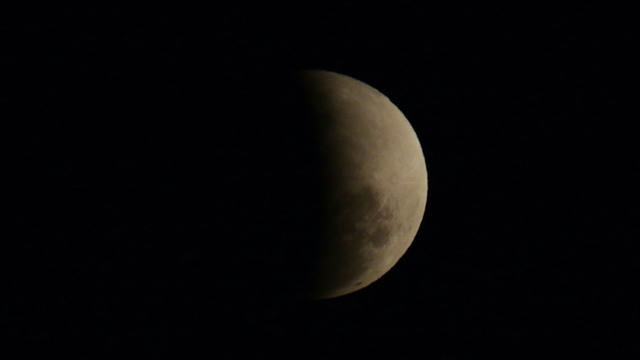 FOTO: El segundo eclipse parcial de Luna de 2019 encantó al país