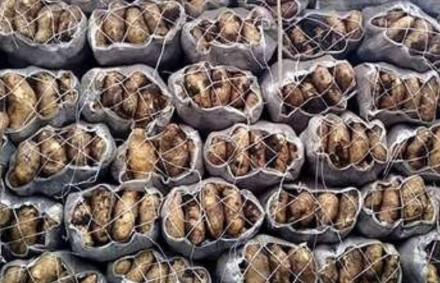 Murió un comerciante aplastado por 10 bolsas de papas