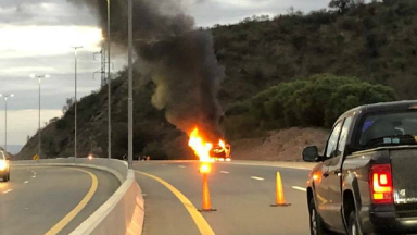 AUDIO: Incendio de un auto en variante Costa Azul