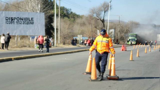 FOTO: Un colectivo se prendió fuego en la ruta La Falda-Cosquín