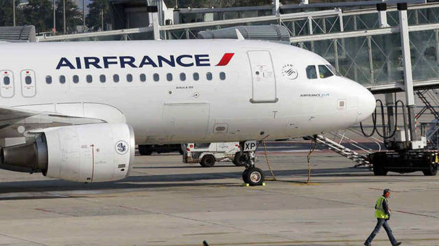 FOTO: Falsa amenaza de bomba en embarque de un vuelo de Air France