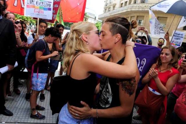 FOTO: Un año de prisión para la joven que besó a su esposa