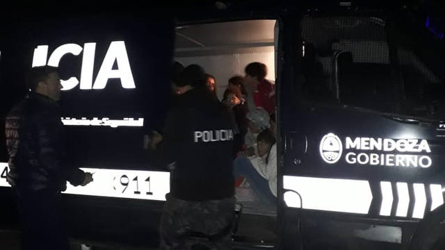 FOTO: Se incendió un micro con 61 niños a bordo en Mendoza
