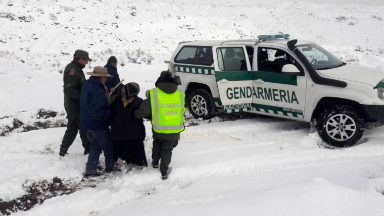 AUDIO: Gendarmería rescató a dos abuelos atrapados en la nieve
