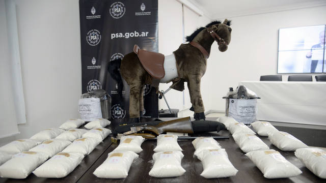 FOTO: Seis detenidos por esconder droga en un caballo de juguete