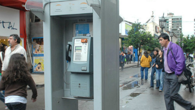 AUDIO: Dónde funcionan los últimos teléfonos públicos de Córdoba