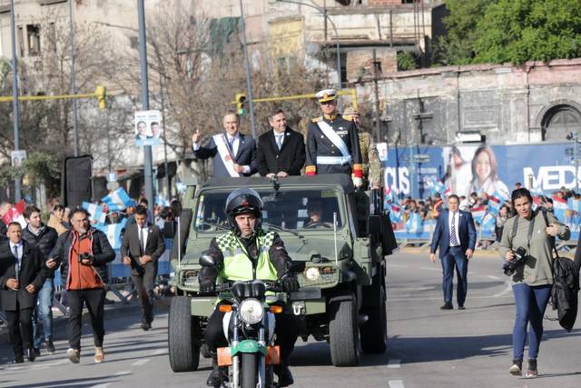 FOTO: Córdoba celebró el 25 de Mayo con un desfile cívico-militar