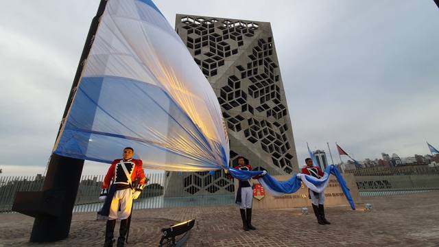 Córdoba celebró el 25 de Mayo con un desfile cívico-militar