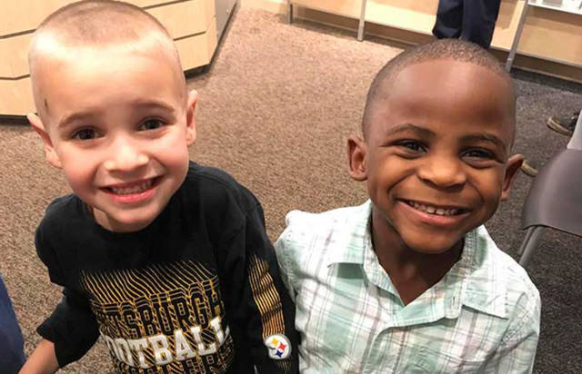 Dos niños se cortaron el pelo para confundir a su maestra