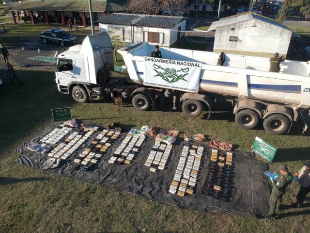 FOTO: Incautaron más de 272 kilos de cocaína ocultos en un camión