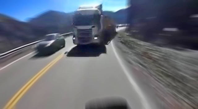 FOTO: Filmó cómo se salvó de chocar con un camión de frente