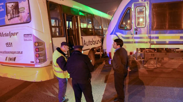 FOTO: Un colectivo fue embestido por un tren en Neuquén: 4 heridos