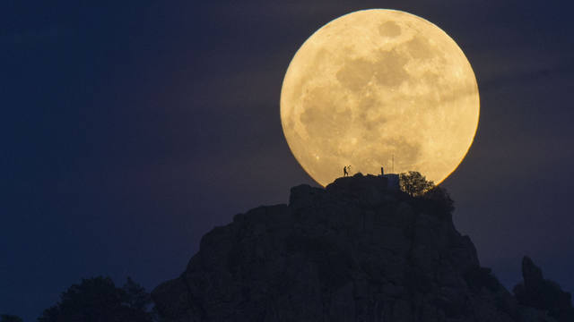 FOTO: Un estudio alerta que la Luna se está encogiendo y arrugando