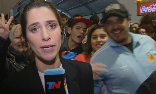 Video: así hostigaron a la movilera de TN en La Rural