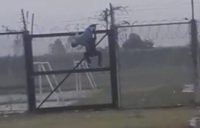 FOTO: Un preso quedó en el alambrado al querer saltar a otro patio