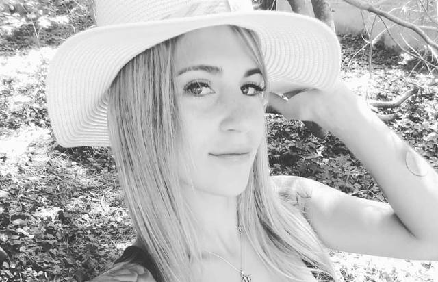 Denuncia que la echaron por subir videos hot a la web