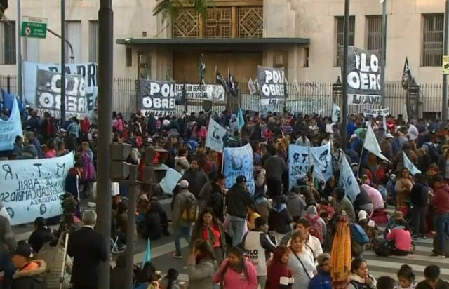 Cortes, movilizaciones y caos vehicular en calles porteñas