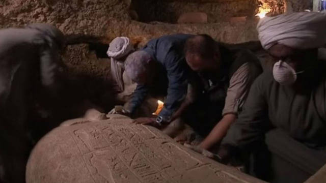 FOTO: Abrieron un sarcófago egipcio en un programa en vivo