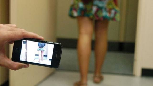 FOTO: El funcionario judicial filmaba partes pudendas de mujeres.