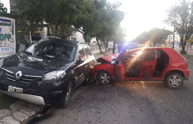 Violento choque en el Cerro de las Rosas: dos heridos