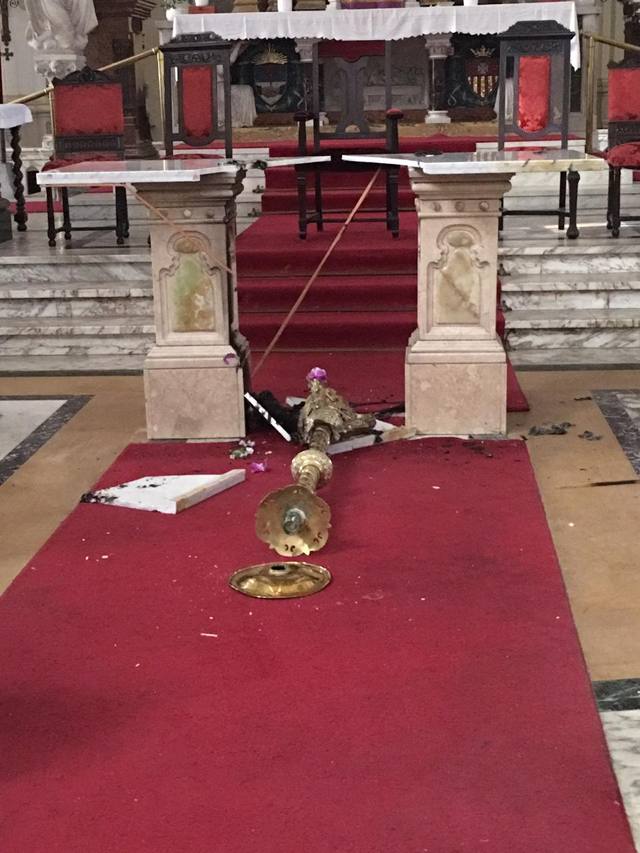 FOTO: Atacante solitario quema altar de una iglesia en Caballito