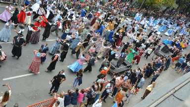 Bailarines coparon el centro para un multitudinario pericón