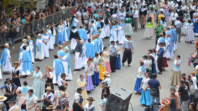 Bailarines coparon el centro para un multitudinario pericón