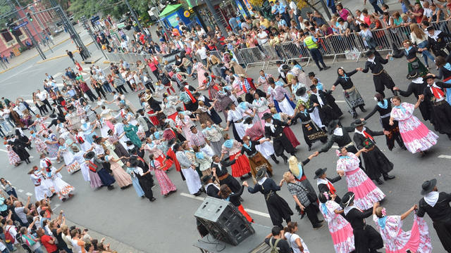 Bailarines coparon el centro para un multitudinario pericón