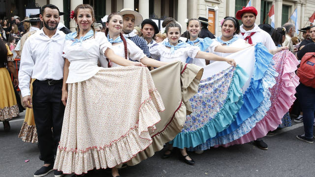 Bailarines coparon el centro para un multitudinario pericón