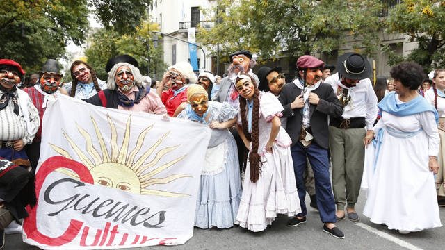 Bailarines coparon el centro para un multitudinario pericón