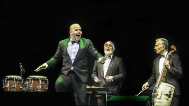 Una multitud en Ciudad Universitaria para ver a Les Luthiers