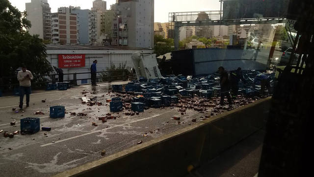 Un camión con cervezas cayó de la autopista 25 de Mayo