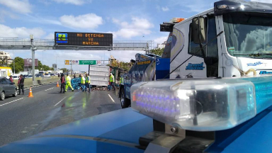 El camión impactó contra otros dos que estaban estacionados.