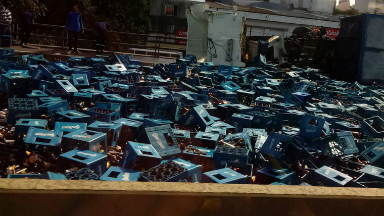 Un camión con cervezas cayó de la autopista 25 de Mayo