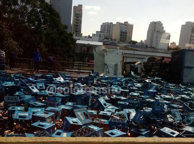 Un camión con cervezas cayó de la autopista 25 de Mayo