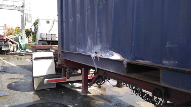 FOTO: Un camión con cervezas cayó de la autopista 25 de Mayo