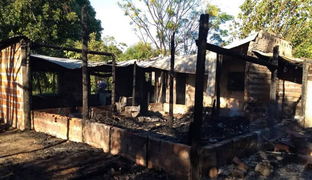 FOTO: Una mujer y sus cinco hijos murieron al incendiarse su casa