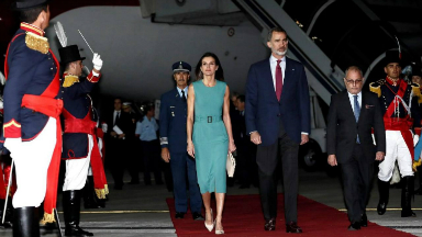 Los reyes de España esperaron 40 minutos en Aeroparque