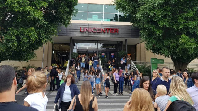 FOTO: Evacuaron el shopping Unicenter por una amenaza de bomba