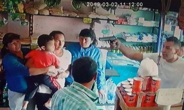 FOTO: Video: apuntaron a un bebé con un arma durante un asalto