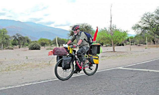 FOTO: Murió atropellado el jubilado que recorría el país en bici