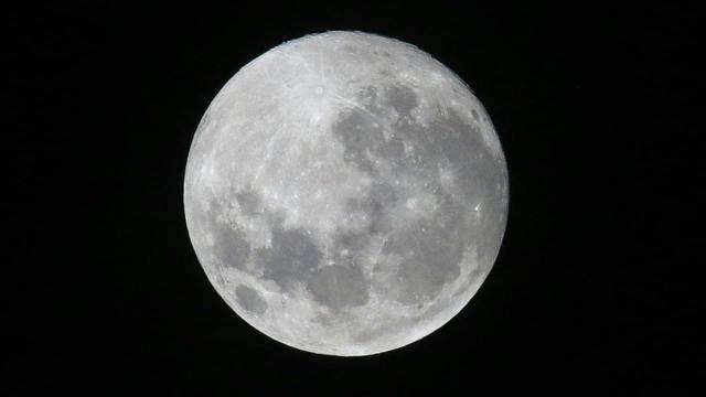 La segunda Superluna del año iluminó la madrugada
