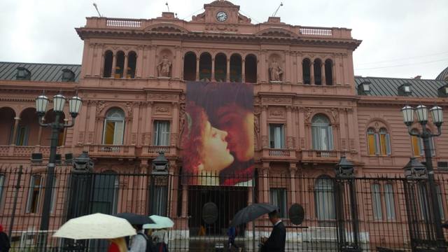 FOTO: Casa Rosada homenajeó a los enamorados